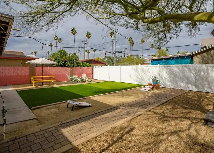 Oasis With Hot-tub And Putting Holiday home Phoenix