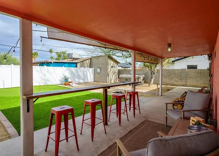 Oasis With Hot-tub And Putting Holiday home Phoenix